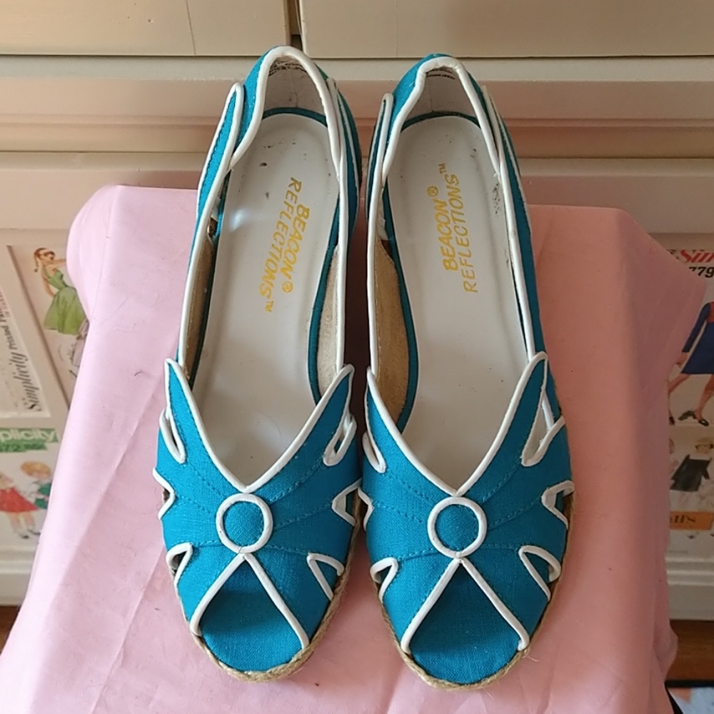 Beacon Reflections aqua blue and white shoes Sz 6.